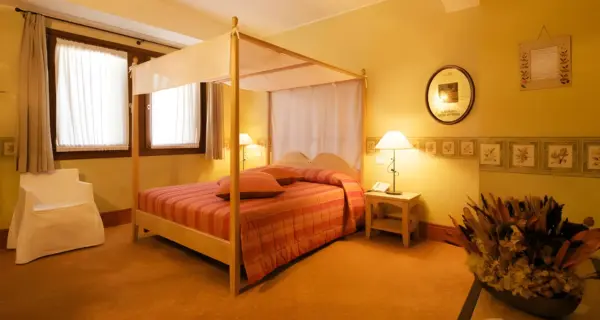 Camera accogliente con letto a baldacchino.