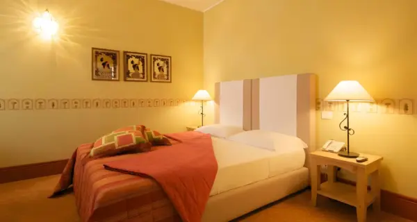 Camera da letto calda e accogliente