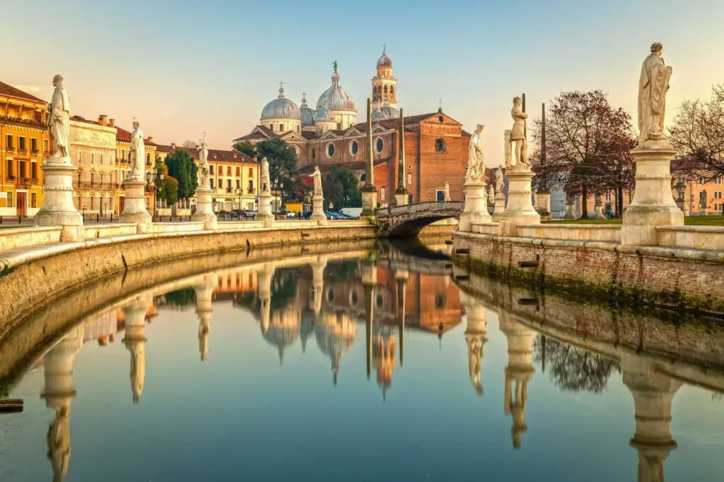 Ponte e canale, veduta sulla basilica di Padova.