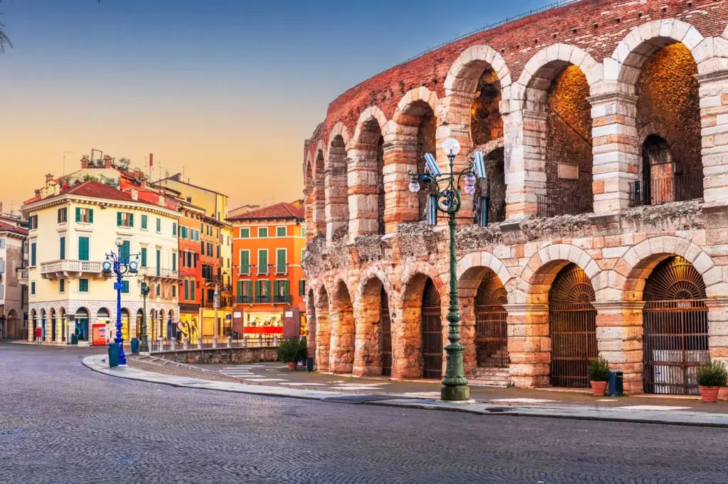 Arena di Verona e piazza al tramonto.