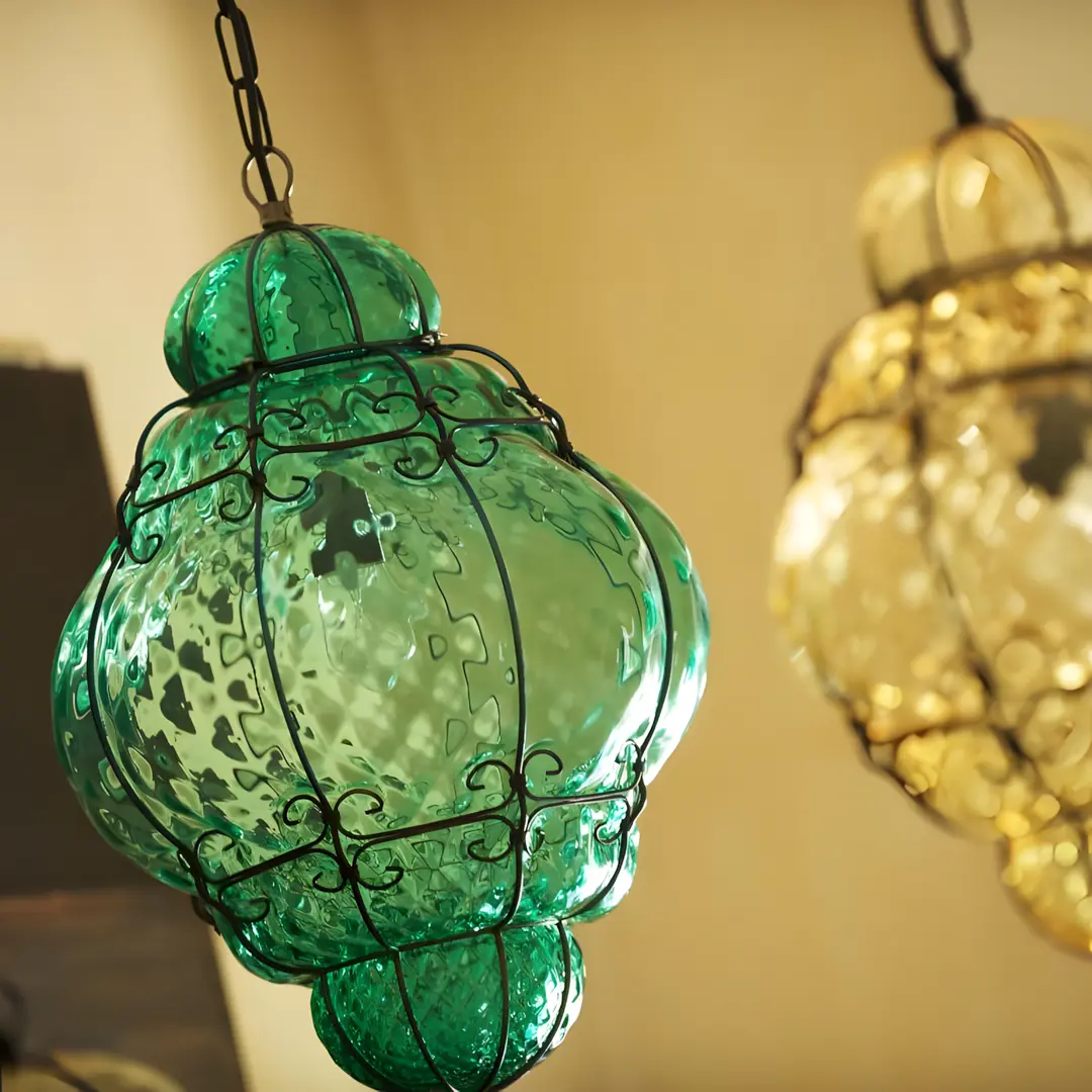 Elegantissimi lampadari retrò in vetro.