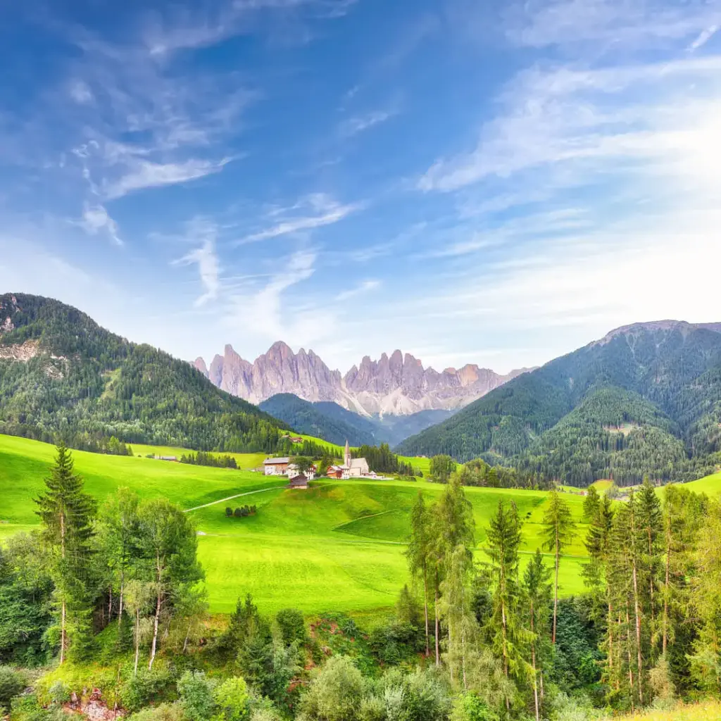 Affascinante vista delle Dolomiti e campagna