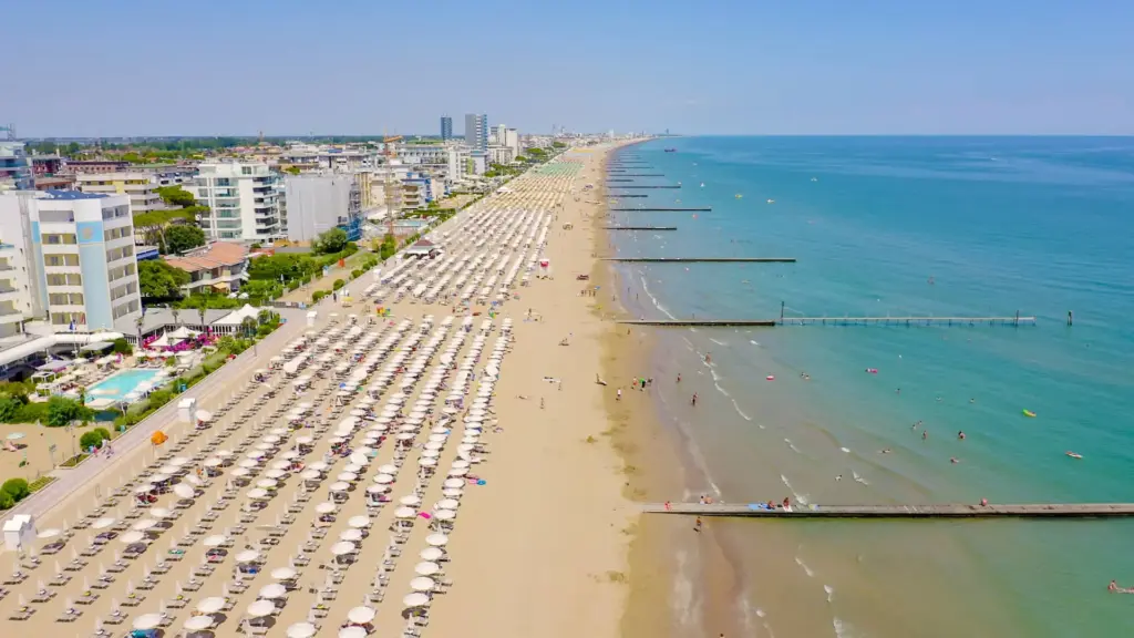 Spiaggia estiva con ombrelloni e mare